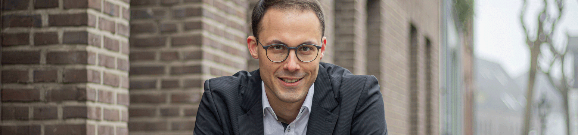 Foto von Bürgermeisterkandidat Kevin Schagen vor dem Rathaus St. Tönis