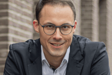 Foto von Bürgermeisterkandidat Kevin Schagen vor dem Rathaus St. Tönis