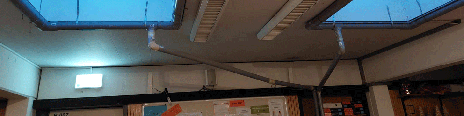 "Abenteuerlicher" provisorischer Wasserablauf in der Rupert Neudeck-Gesamtschule