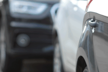 Parkende Autos am Straßenrand