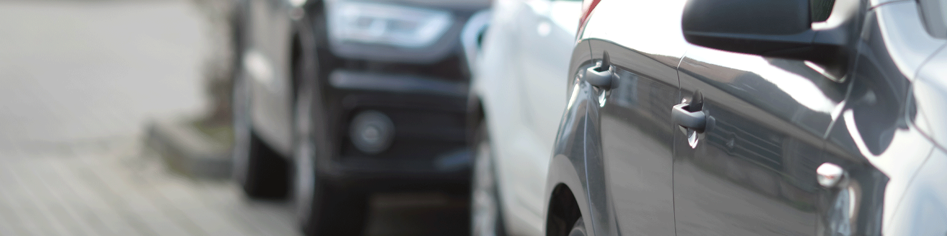 Parkende Autos am Straßenrand